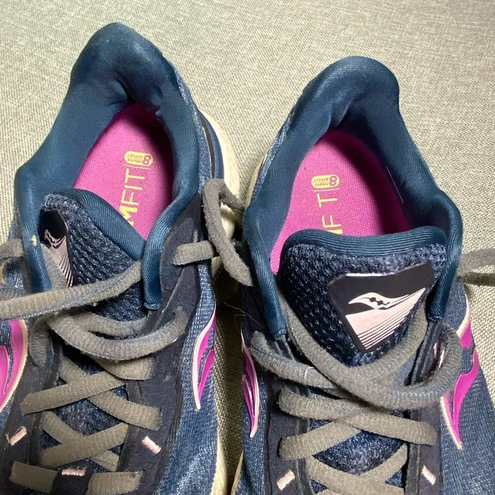 ✨ Saucony Triumph 19 ✨ Women's 6.5 Navy / Pink Max Cushion Running Shoes - Picture 8 of 10